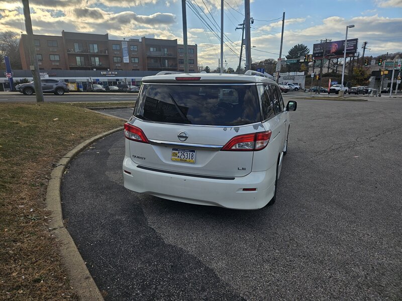 2011 Nissan Quest LE photo 5