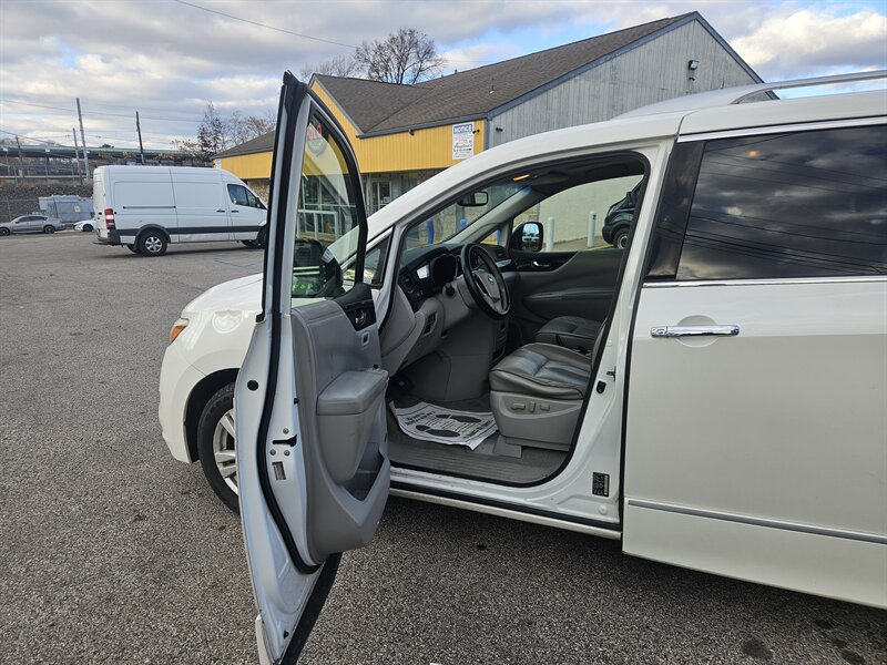 2011 Nissan Quest LE photo 10