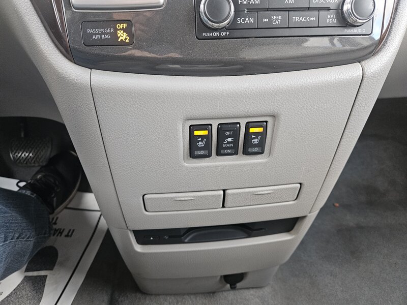 2011 Nissan Quest LE photo 15