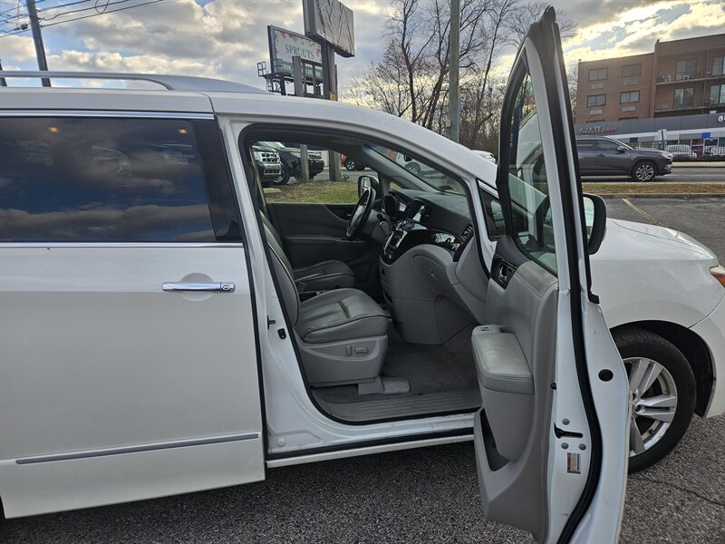 2011 Nissan Quest LE photo 11