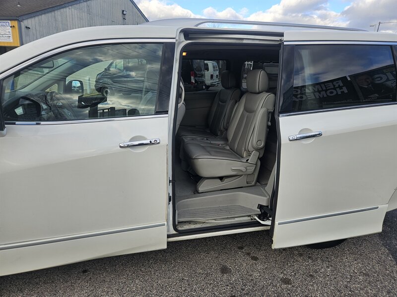 2011 Nissan Quest LE photo 12