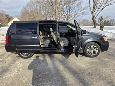 2013 Chrysler Town & Country Touring-L   - Photo 14 - Philadelphia, PA 19111
