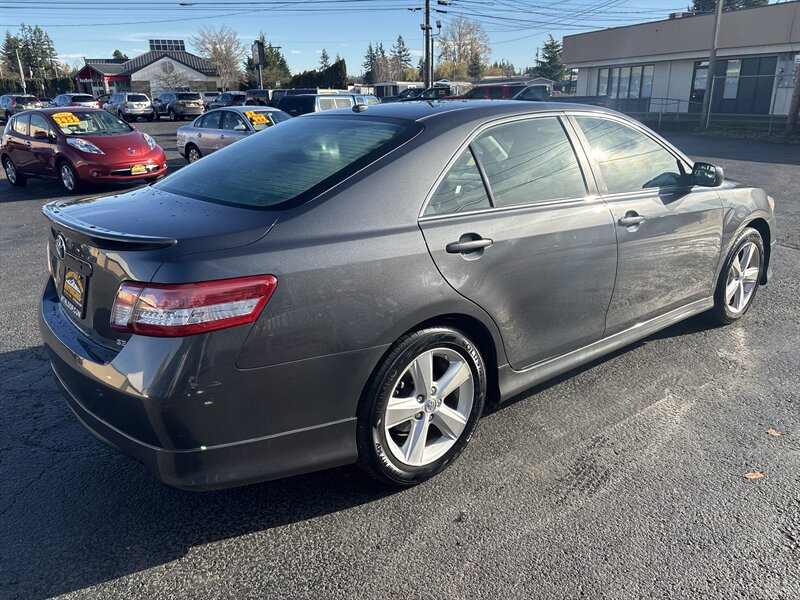 2010 Toyota Camry SE photo 4