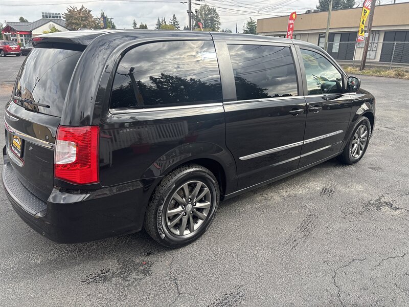 2015 Chrysler Town & Country S photo 4