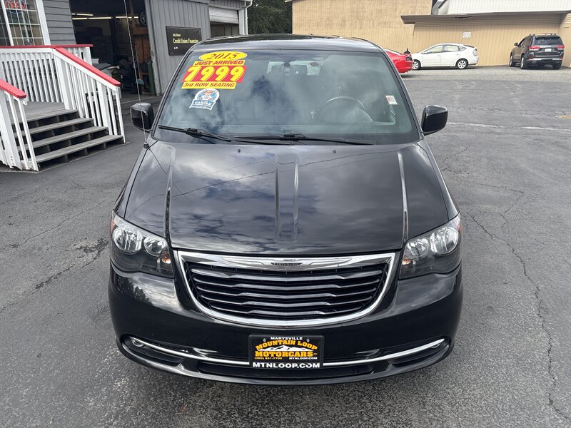 2015 Chrysler Town & Country S photo 2