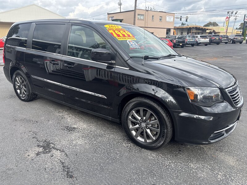 2015 Chrysler Town & Country S photo 3