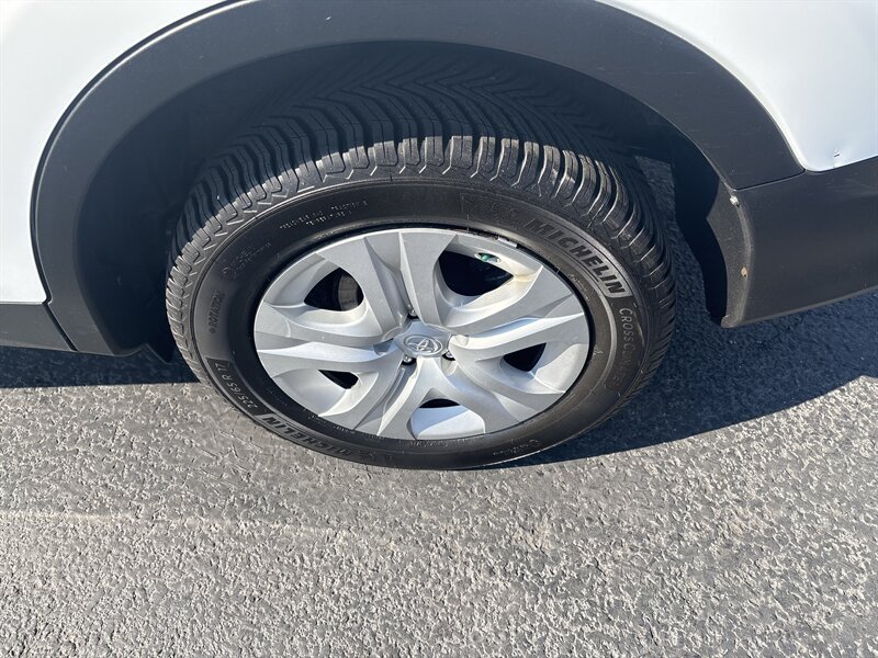 2013 Toyota RAV4 LE photo 18