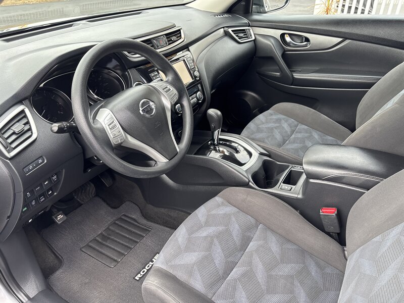2016 Nissan Rogue SV photo 9