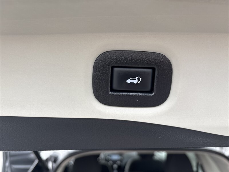 2016 Nissan Rogue SV photo 20