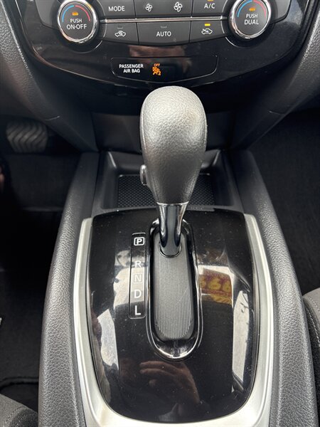 2016 Nissan Rogue SV photo 16