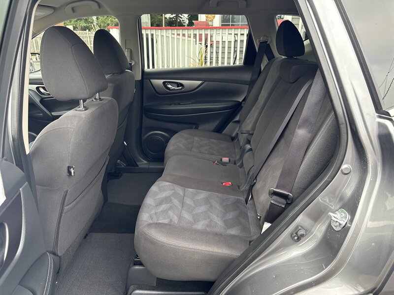 2016 Nissan Rogue SV photo 17
