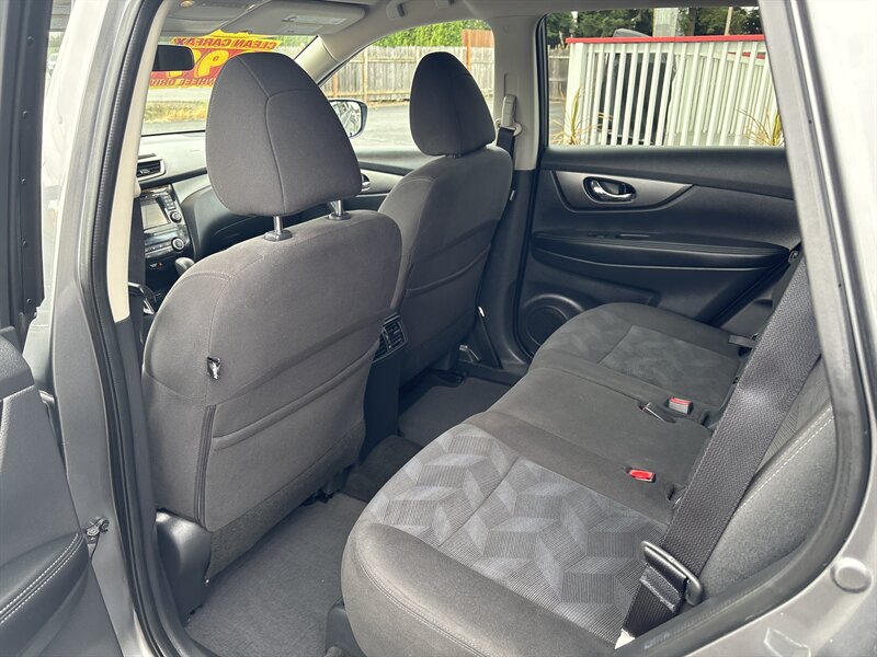 2016 Nissan Rogue SV photo 18