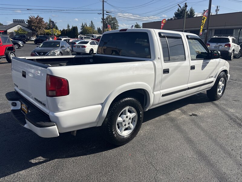 2003 Chevrolet S-10 Pickup photo 2