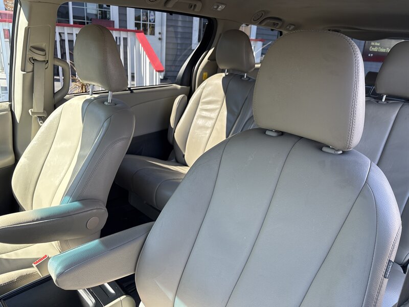 2013 Toyota Sienna photo 8