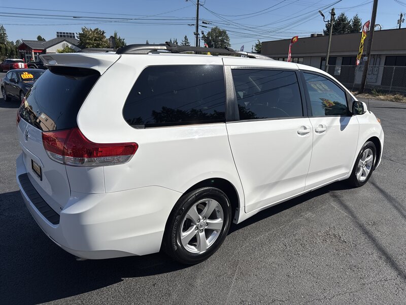 2013 Toyota Sienna photo 4