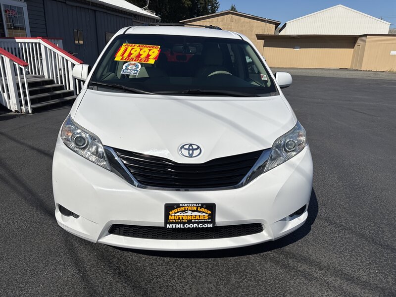 2013 Toyota Sienna photo 2