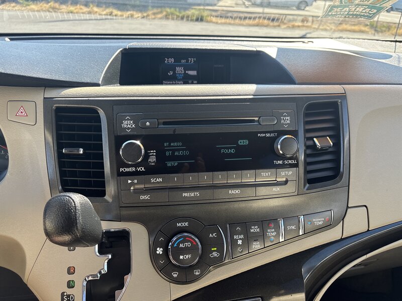 2013 Toyota Sienna photo 12