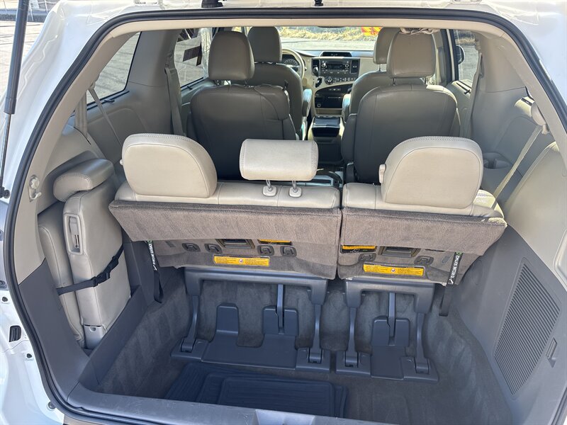 2013 Toyota Sienna photo 17