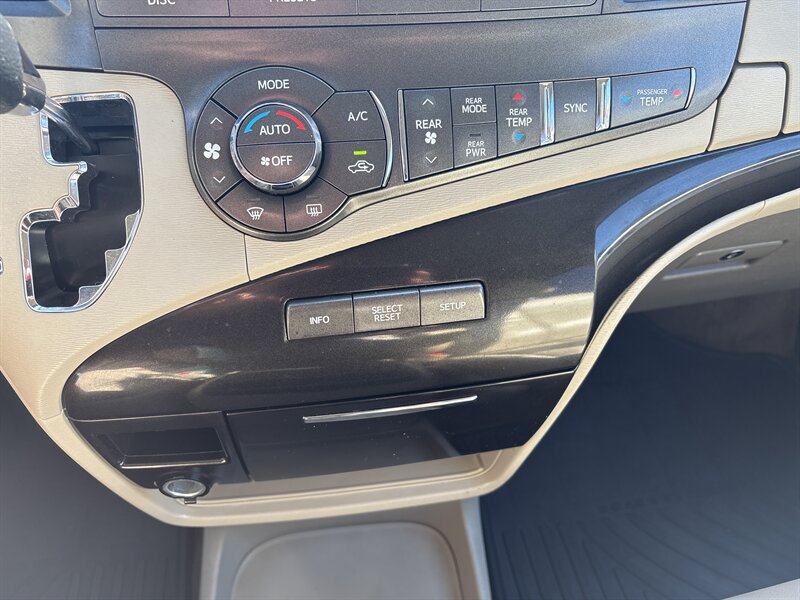 2013 Toyota Sienna photo 13
