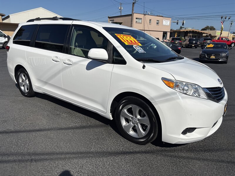 2013 Toyota Sienna photo 3
