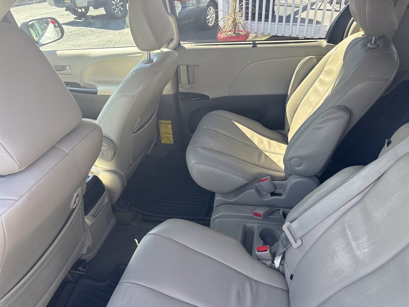 2013 Toyota Sienna photo 16