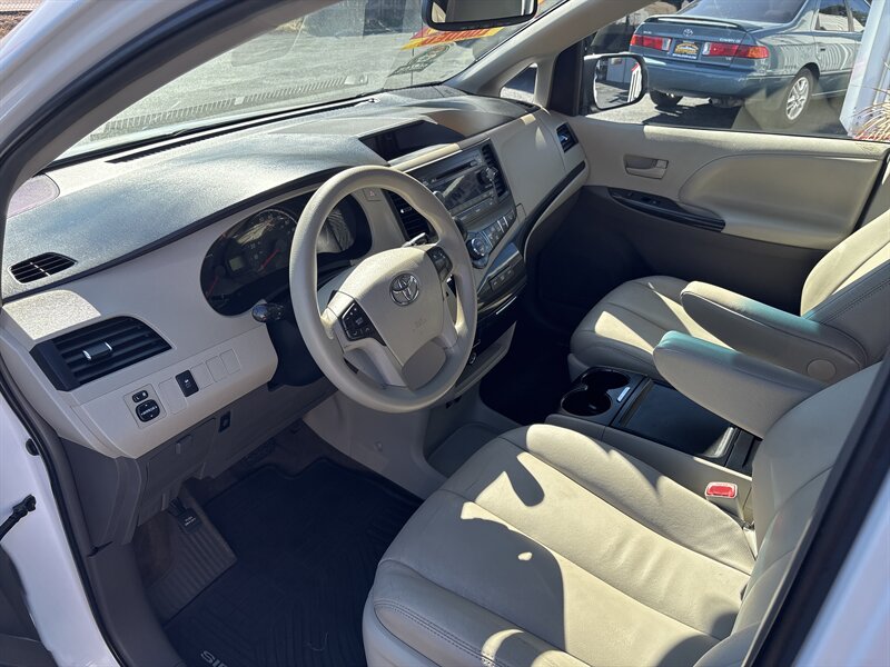 2013 Toyota Sienna photo 9