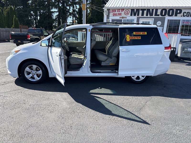 2013 Toyota Sienna photo 6