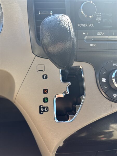 2013 Toyota Sienna photo 14