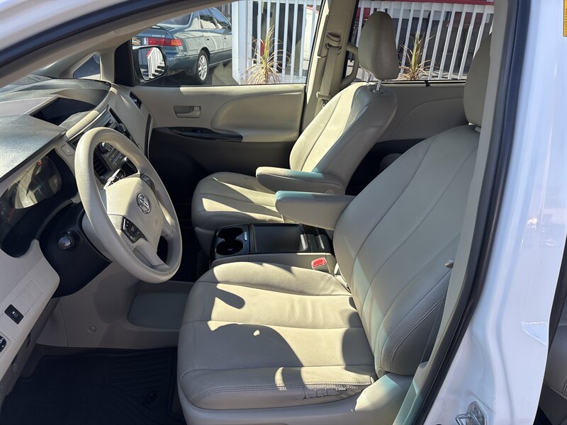2013 Toyota Sienna photo 7
