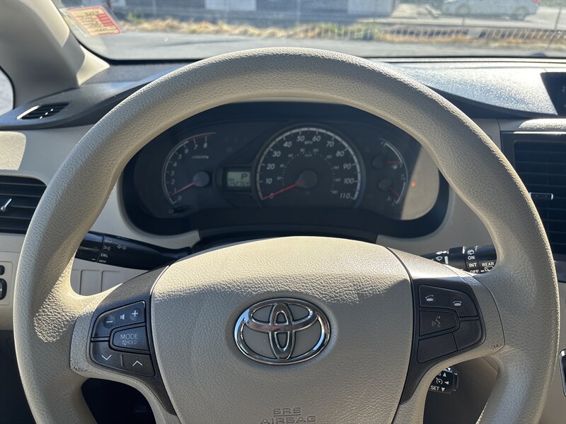 2013 Toyota Sienna photo 10