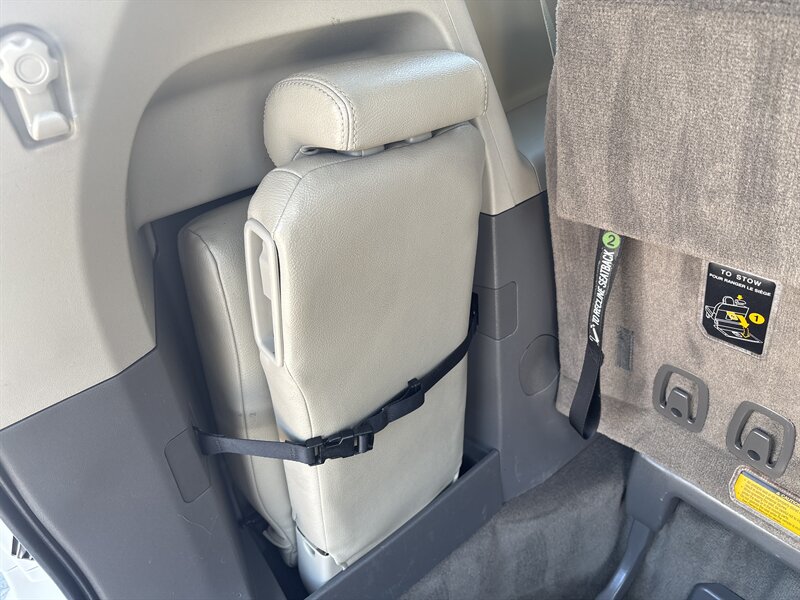 2013 Toyota Sienna photo 19