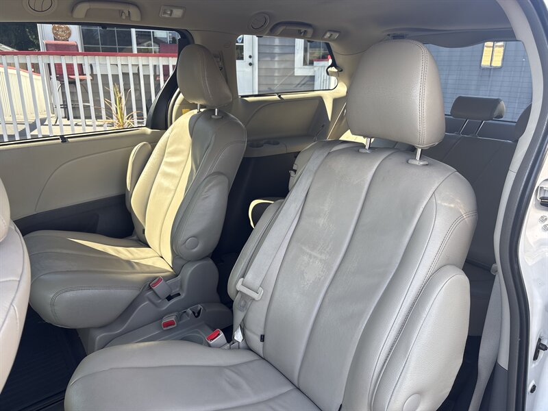 2013 Toyota Sienna photo 15
