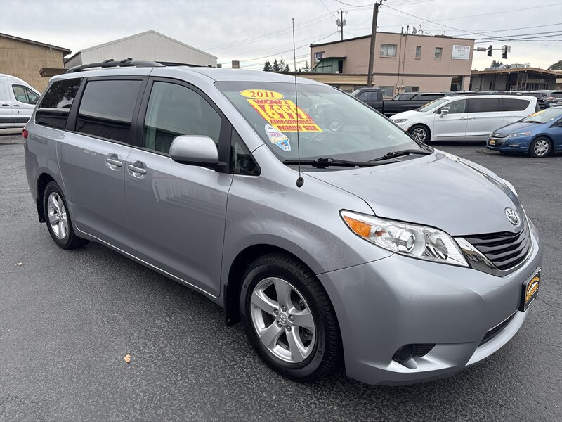 2011 Toyota Sienna LE photo 3