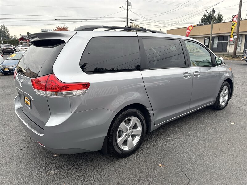 2011 Toyota Sienna LE photo 4