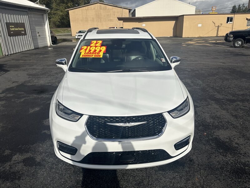 2022 Chrysler Pacifica Limited photo 2