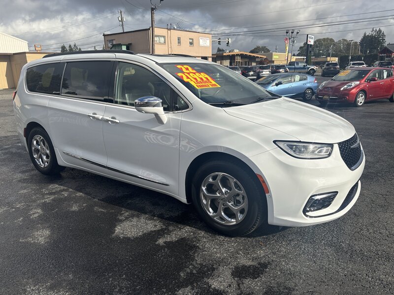 2022 Chrysler Pacifica Limited photo 3