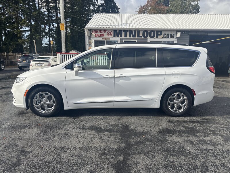 2022 Chrysler Pacifica Limited's photo