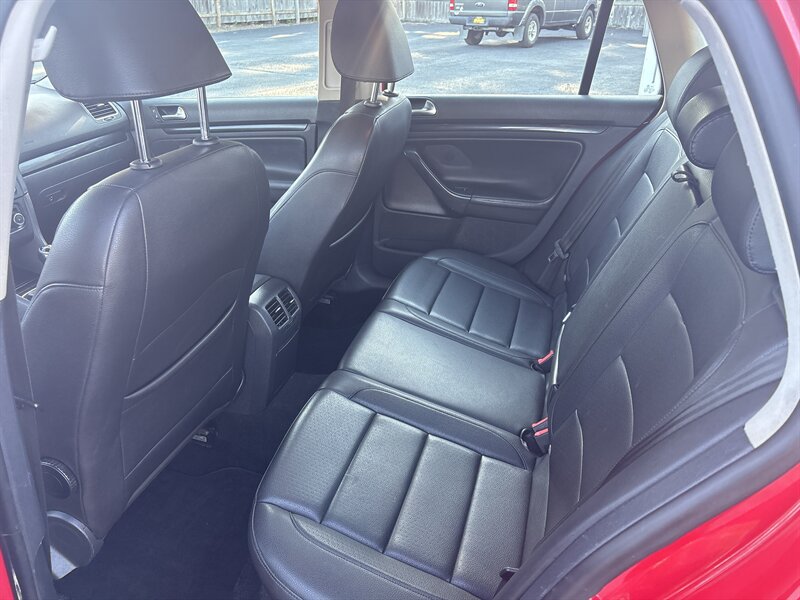 2011 Volkswagen Jetta SportWagen photo 12