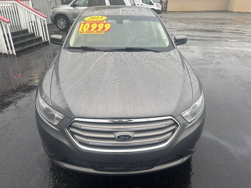 2013 Ford Taurus SEL photo 2