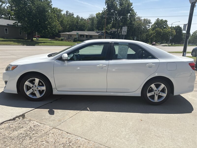2014 Toyota Camry LE   - Photo 2 - Topeka, KS 66608