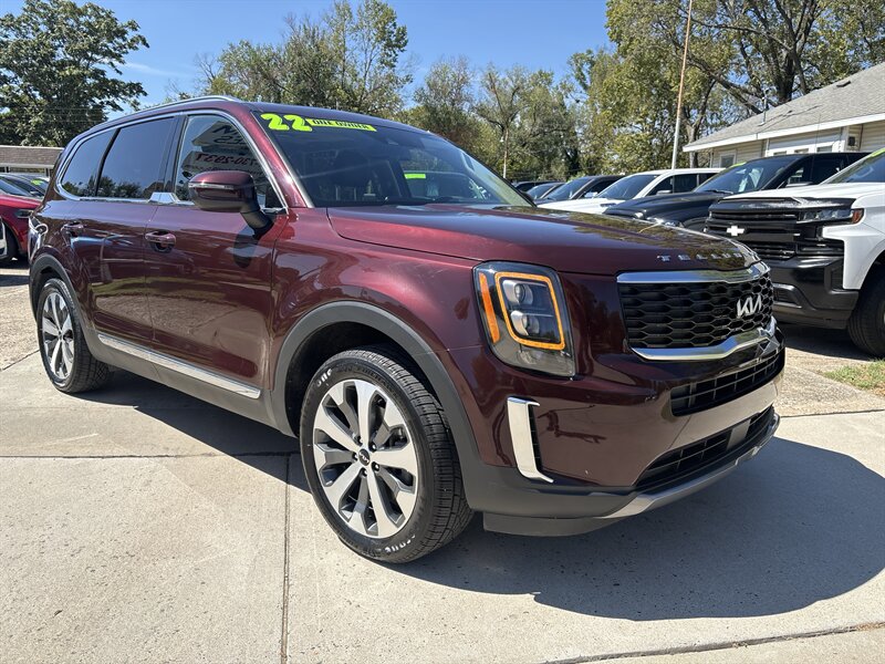 2022 Kia Telluride EX   - Photo 2 - Topeka, KS 66608