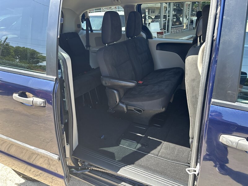 2016 Dodge Grand Caravan American Value Package - Photo 5 - Topeka, KS 66608