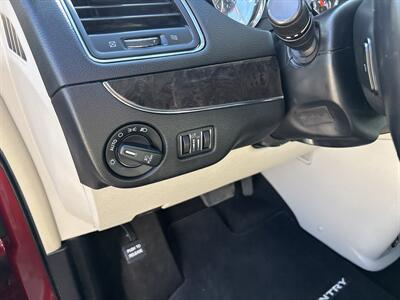 2016 Chrysler Town & Country Touring   - Photo 13 - Topeka, KS 66608