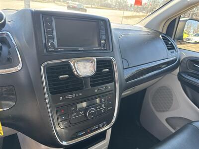 2016 Chrysler Town & Country Touring   - Photo 16 - Topeka, KS 66608