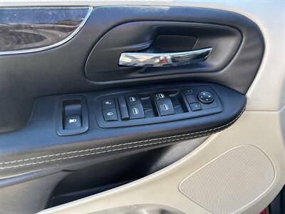 2016 Chrysler Town & Country Touring   - Photo 11 - Topeka, KS 66608