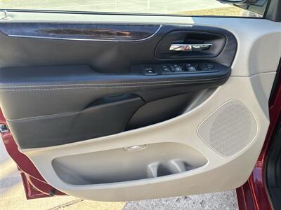 2016 Chrysler Town & Country Touring   - Photo 10 - Topeka, KS 66608