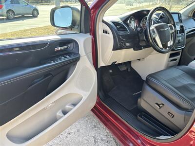 2016 Chrysler Town & Country Touring   - Photo 9 - Topeka, KS 66608