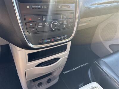 2016 Chrysler Town & Country Touring   - Photo 18 - Topeka, KS 66608