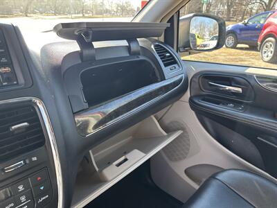 2016 Chrysler Town & Country Touring   - Photo 19 - Topeka, KS 66608