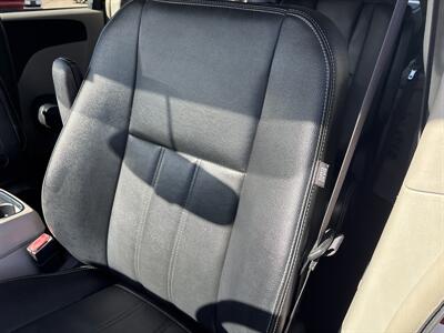 2016 Chrysler Town & Country Touring   - Photo 12 - Topeka, KS 66608